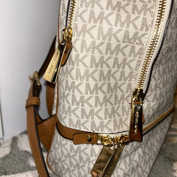 NWOT Michael Kors Rhea logo signature backpack - Picture 5 of 12